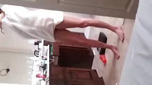 شوقین نوجوان خوبصورت آنکھوں کے ساتھ دراز سوفی پر