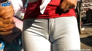 Busty سرخ بالوں والی بالغ نوکرانی چھاتی کو ظاہر کرتا ہے کے لئے بہت بڑا ٹپ