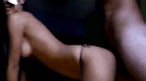 اداس ماں کی ضروریات کے سوتیلے بیٹے کے آرام کے ہاتھوں
