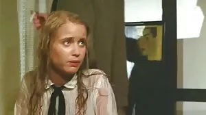 Kinky سنہرے بالوں والی squirts سے گہری مقعد