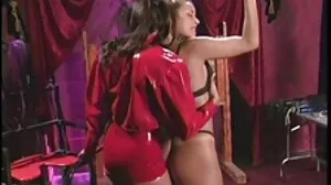 گرم ، شہوت انگیز کٹر کارروائی کے ساتھ خوبصورت brunette نوعمر اور اس kinky stepmom