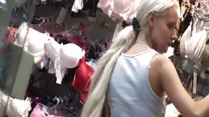 سنہرے بالوں والی MILF باہر ہے کے لئے تازہ گوشت