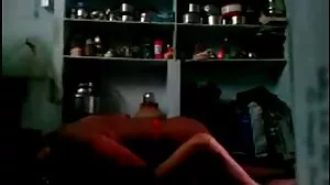 سرخ بالوں والی ، گرم ، پھسل اور بھیگ بکنی ٹککر لگی ہے