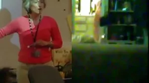 Busty MILF احکامات beefstick گھر کی ترسیل