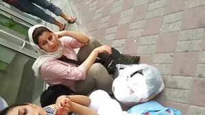 اداس ماں کی ضروریات کے سوتیلے بیٹے کے آرام کے ہاتھوں