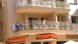 سرخ بالوں والی ، گرم ، پھسل اور بھیگ بکنی ٹککر لگی ہے