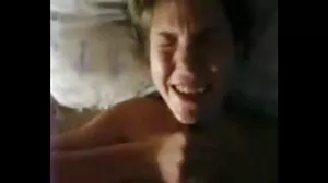 Brunette لیا اس بلی کو چھوتی