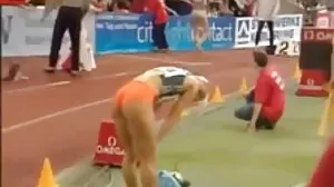 Petite کوئن اس گدی ہو جاتا ہے منہدم